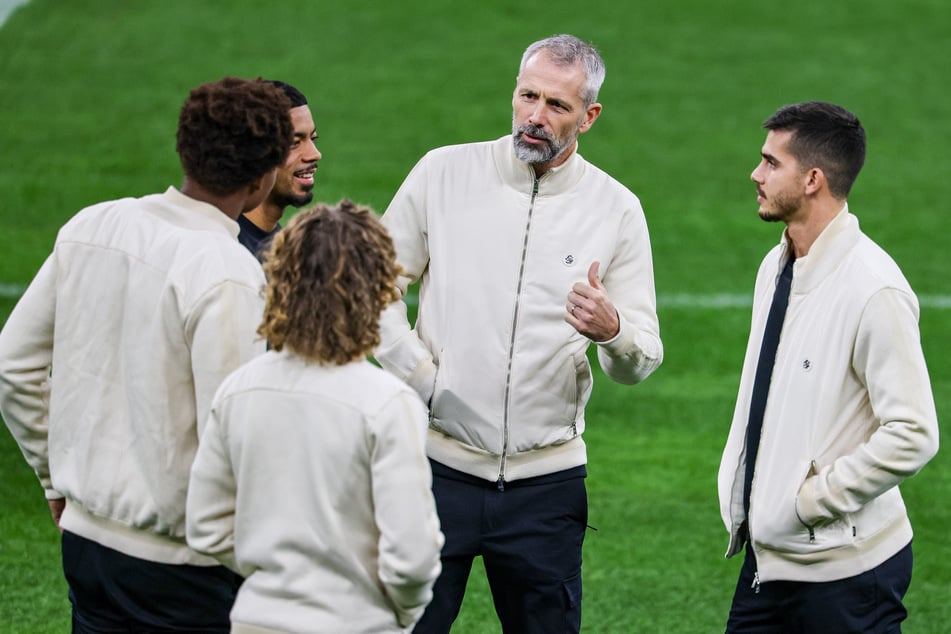 RB-Trainer Marco Rose (48) im Gespräch mit seinen Spielern. Nach der Niederlage gegen Inter Mailand (0:1) hat sich das Team hinter den Coach gestellt.