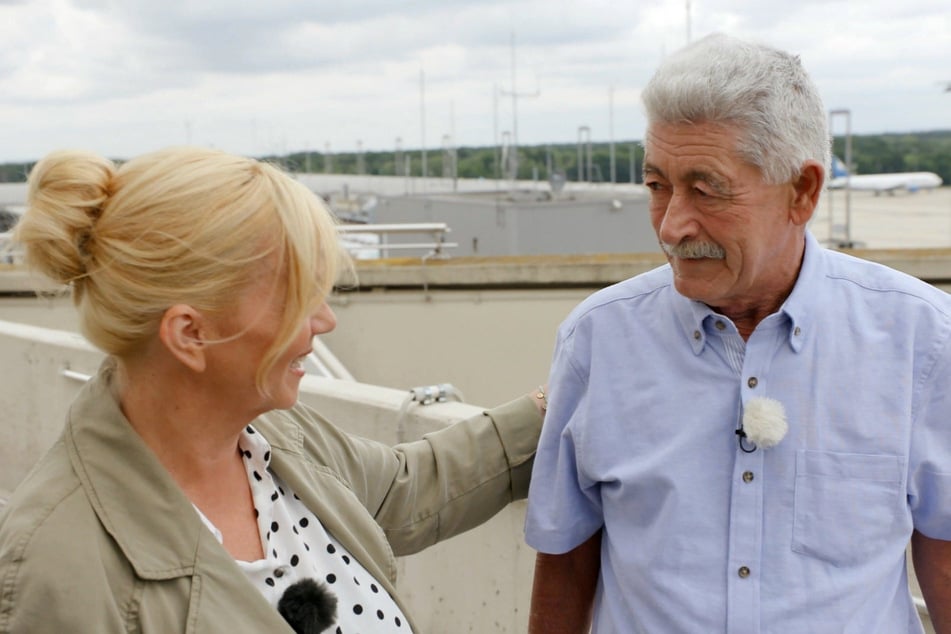 Julia Leischik (52, l.) begleitet Nestor beim Treffen seiner vermissten Tochter.