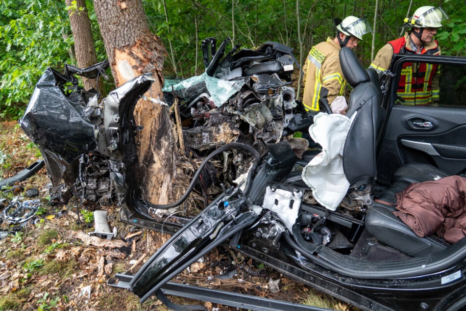Der Jeep krachte gegen einen Baum und wurde dabei komplett zerstört. Drei der vier Insassen wurden im Wrack eingeklemmt.