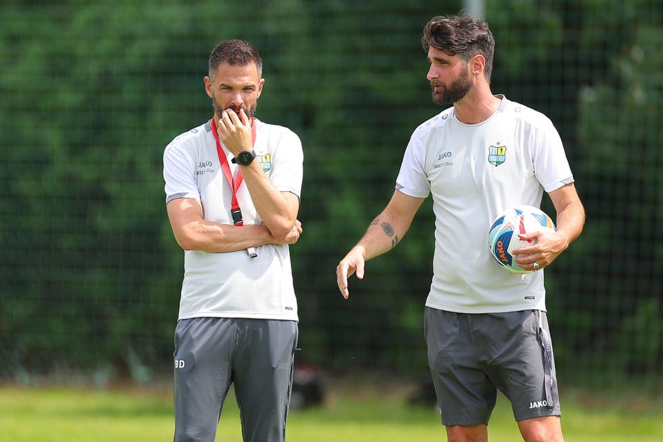 Schauen in den ersten Trainingstagen ganz genau hin: CFC-Trainer Benjamin Duda (37, l.) und sein Co Niklas Hoheneder.