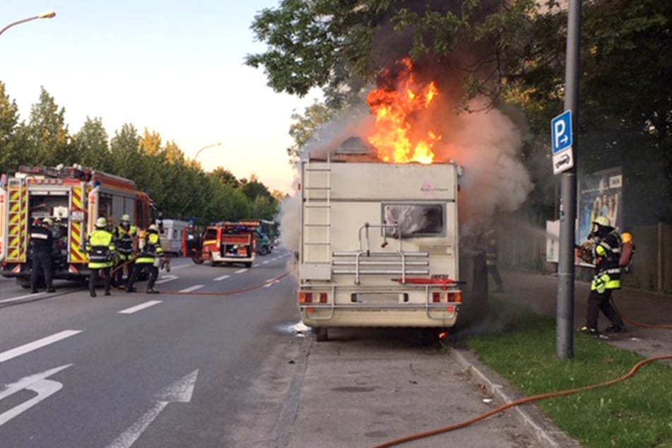 Ein Atemschutztrupp der Feuerwehr München löscht den Brand.