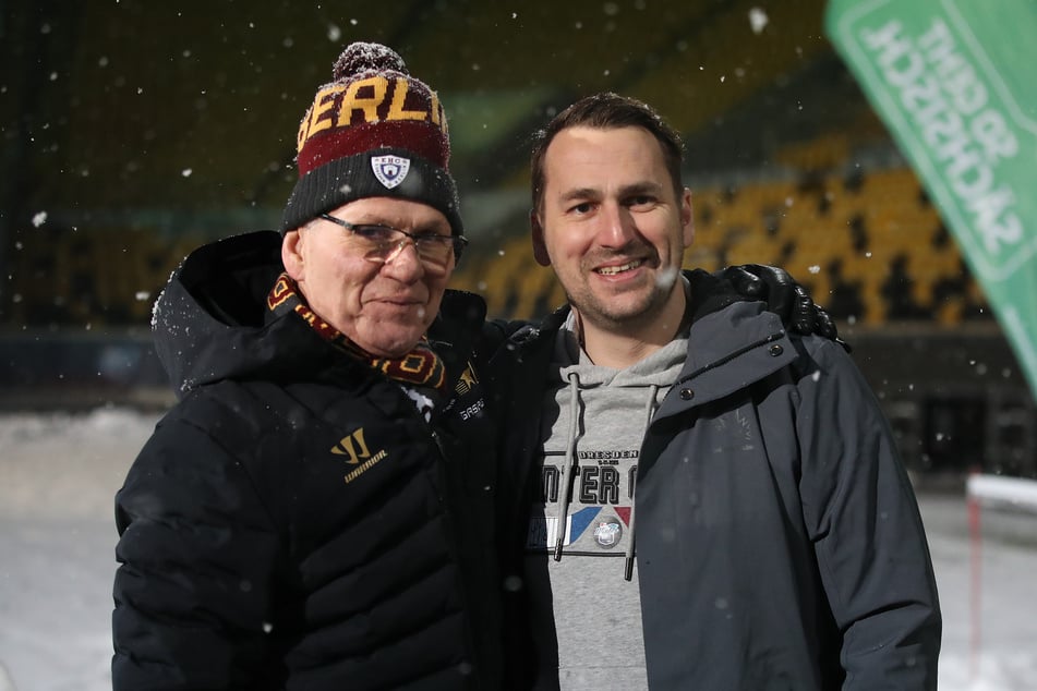 Jens Baxmann (40, r.) mit Ex-Trainer und jetzigem Stellvertretenden Vorsitzenden der Eisbären, Peter John Lee (70, l.).