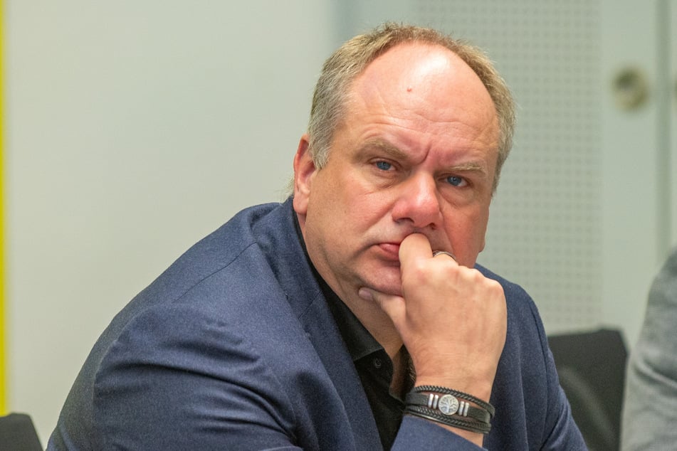 OB Dirk Hilbert (54, FDP) leitet die Ratssitzung, bringt zudem seinen Haushaltsentwurf ein.