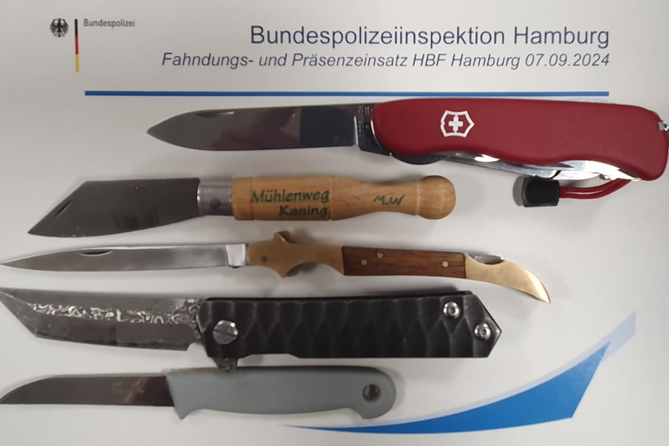 Diese Messer stellte die Polizei am Hamburger Hauptbahnhof sicher.