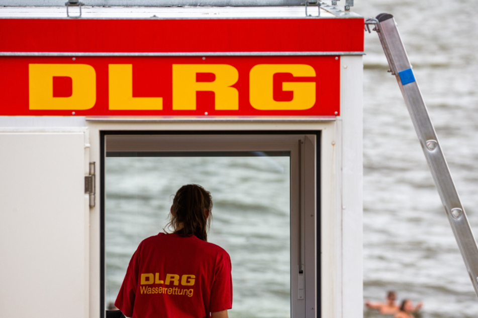Eine Rettungsschwimmerin steht auf einem DLRG-Turm. (Archivbild)