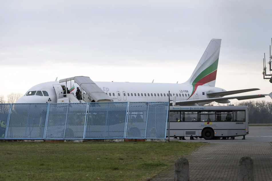 Foto einer Abschiebung per Flugzeug. (Symbolbild)