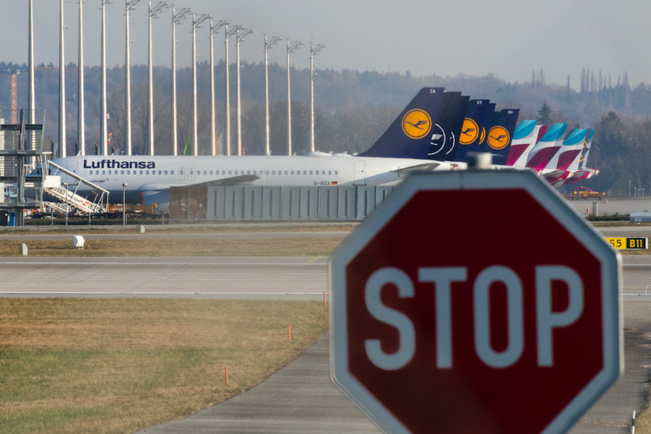Stillgelegte Flugzeuge der Lufthansa (vorne) und der Lufthansa-Tochter Eurowings stehen auf dem Vorfeld am Flughafen München.