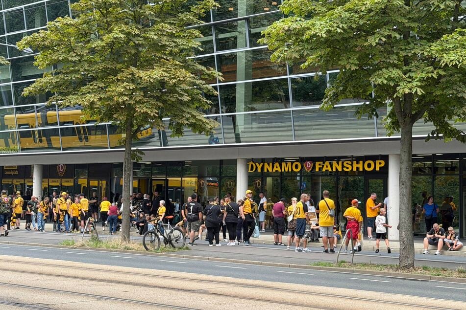 ... und warteten zudem vor dem Rudolf-Harbig-Stadion auf Fanshop-Aktionen.