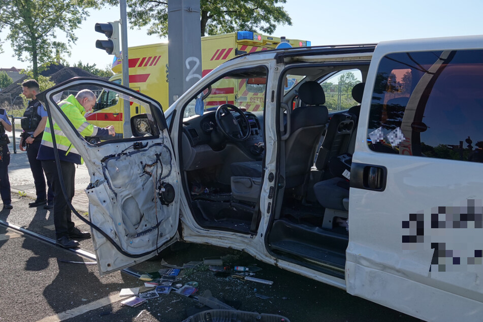 Die Fahrerseite des Hyundai-Kleintransporters wurde durch den Zusammenprall mit der Straßenbahn stark demoliert. Der Fahrer wurde schwer verletzt.