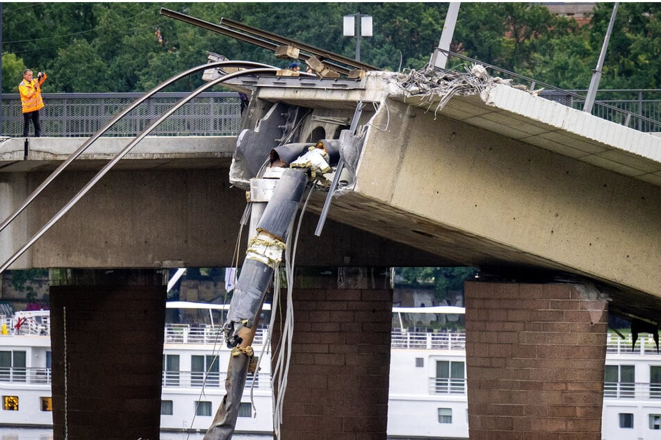 Einige Proben von der Carolabrücke konnte bereits vor dem Hochwasser entnommen werden. Weitere Probeentnahmen sollen folgen.