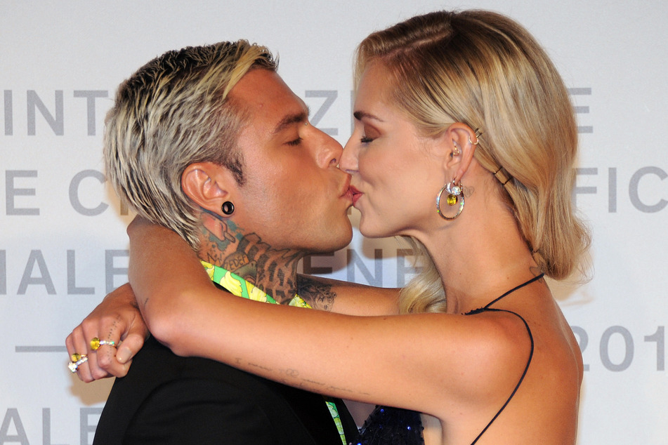 Chiara Ferragni (33), eine italienische Unternehmerin, Mode-Bloggerin, Influencerin und Model, küsst ihren Mann, den Sänger Fedez (31), auf dem Roten Teppich vor der Premiere ihrer Dokumentation "Unposted".