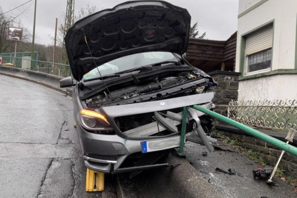 Der silberne Mercedes wurde bei dem Unfall massiv beschädigt.