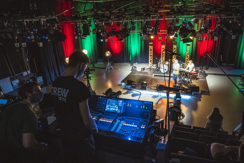 Im hochschuleigenen TV-Studio treten bereits in den kommenden Wochen verschiedene Bands auf. Nach einer Abstimmung wird entschieden, welche Künstler auf dem Campusfestival spielen dürfen.