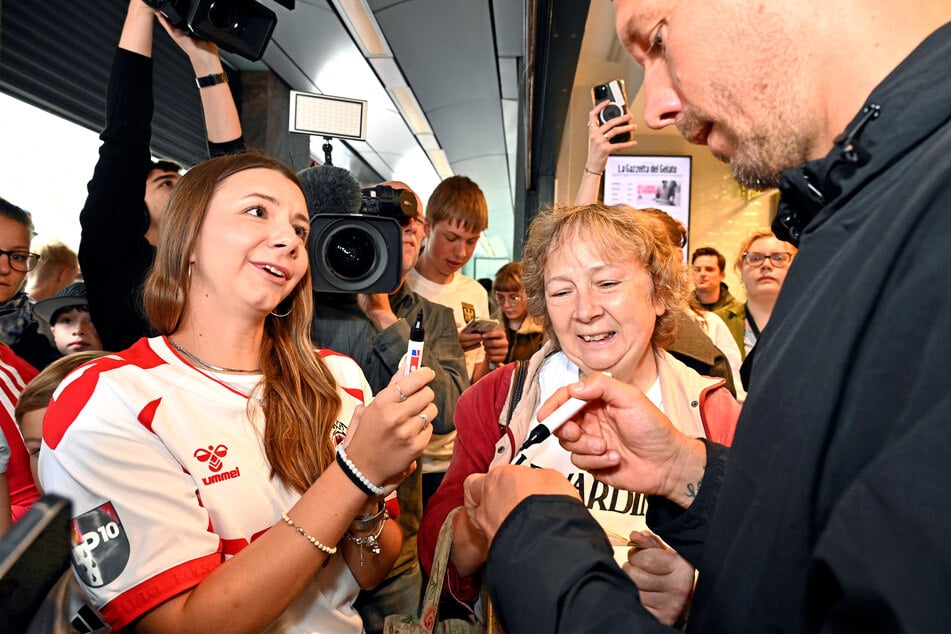 Jara Butter (26) kam ihrem Idol Lukas Podolski ganz nah.