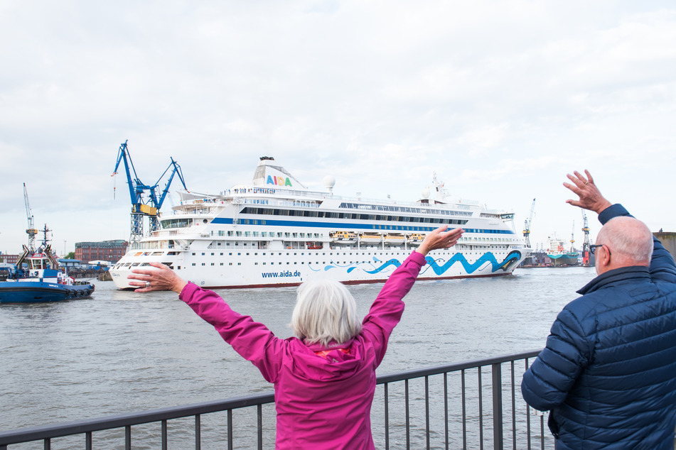 Gänsehaut-Moment: Kreuzfahrtschiff "Aida Aura" dockt bei Blohm+Voss ein