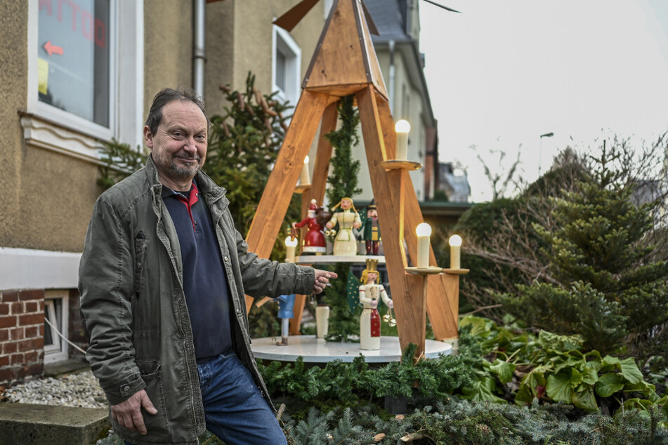 Im Vorgarten von Hendrik Glaßmann (59) steht eine selbst gebaute Pyramide.