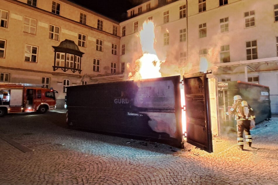 Der Brand im Bereich mehrerer Mehrfamilienhäuser konnte auf den Bereich eines mit Bauabfällen beladenen Containers eingeschränkt werden.