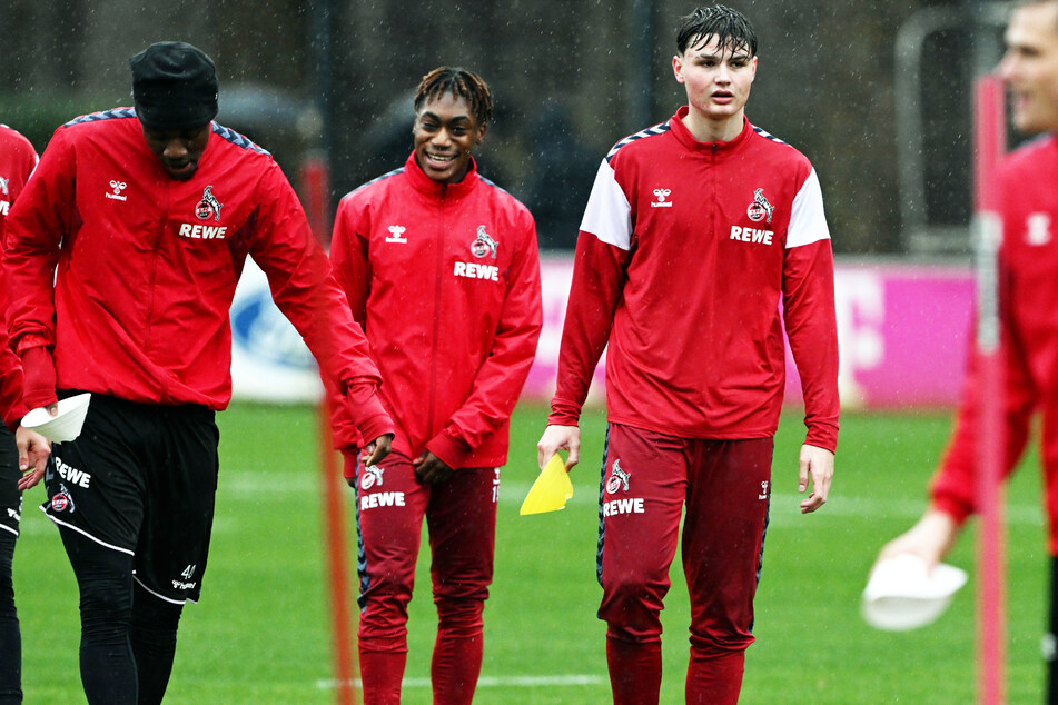 Faride Alidou (22, r.), Justin Diehl (18, Mitte) und Jaka Cuber Potocnik (18, l.) beim Training des 1. FC Köln.