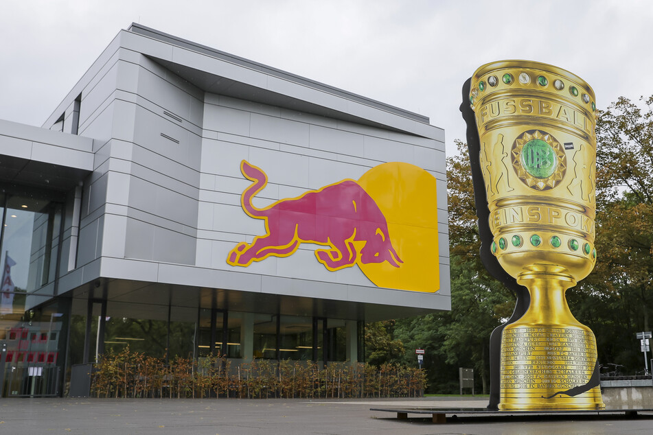 Die Nachbildung des DFB-Pokals vor der RB-Zentrale am Leipziger Cottaweg wird abgebaut.