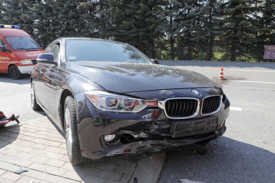 Der BMW wurde bei dem Unfall schwer demoliert.