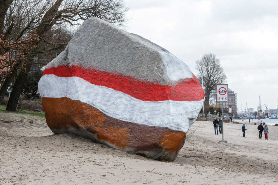 Der Findling "Alter Schwede" am Elbstrand wurde in der Nacht offenbar von St. Pauli-Fans angestrichen.