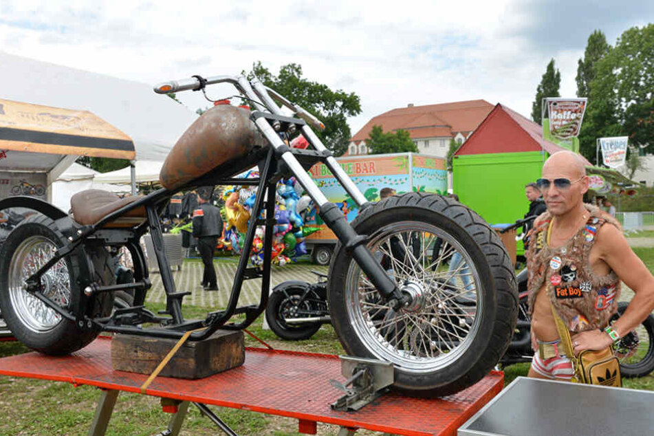 Der Potsdamer Chopper-Fan De Geier (56) schaute sich im kurzen Höschen und mit
Goldtasche die schweren Maschinen an.