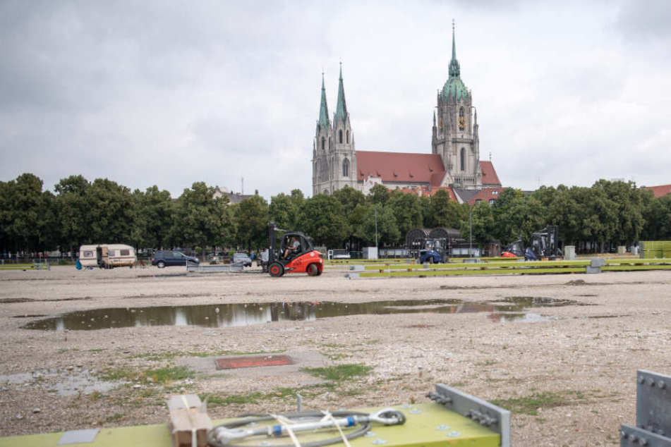 Derzeit wird auf der Theresienwiese für das Oktoberfest 2019 aufgebaut.