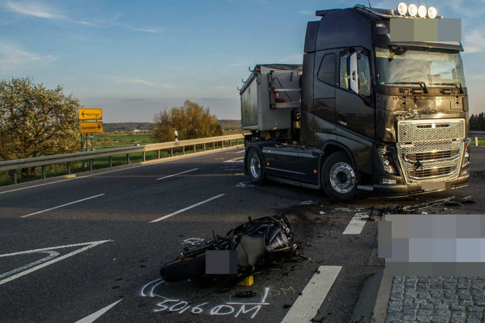 Beim Abbiegen krachte der Motorradfahrer in den Lkw.
