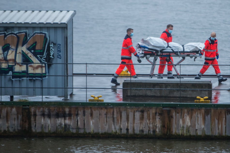 Die Besatzung eines Motorbootes entdeckte die Wasserleiche am Montag in der Elbe.