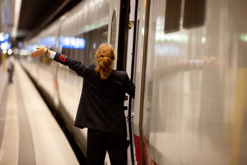 Die Zugbegleiterin rutschte zwischen Zug und Bahnsteigkante. (Symbolbild)