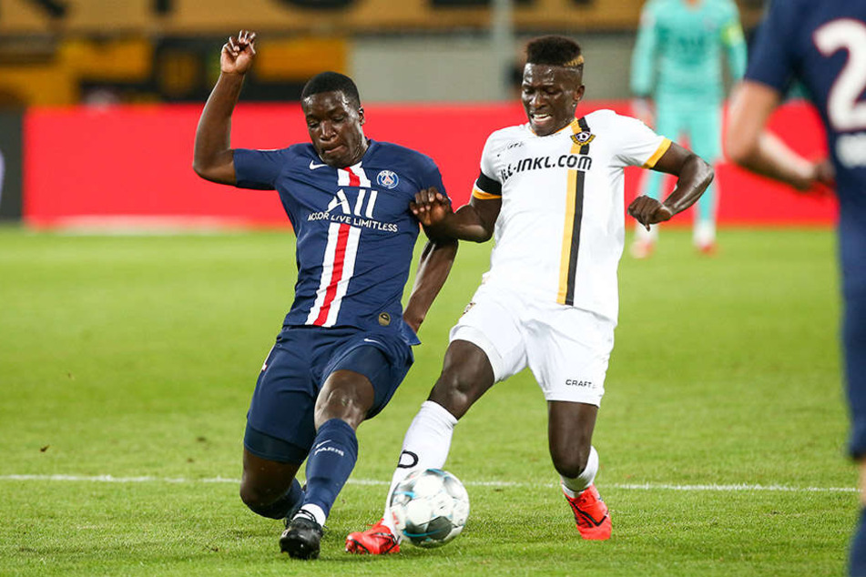 Dynamo-Angreifer Moussa Koné (r.) hat sich beim Freundschaftsspiel gegen Paris Saint-Germain eine Knieverletzung zugezogen.