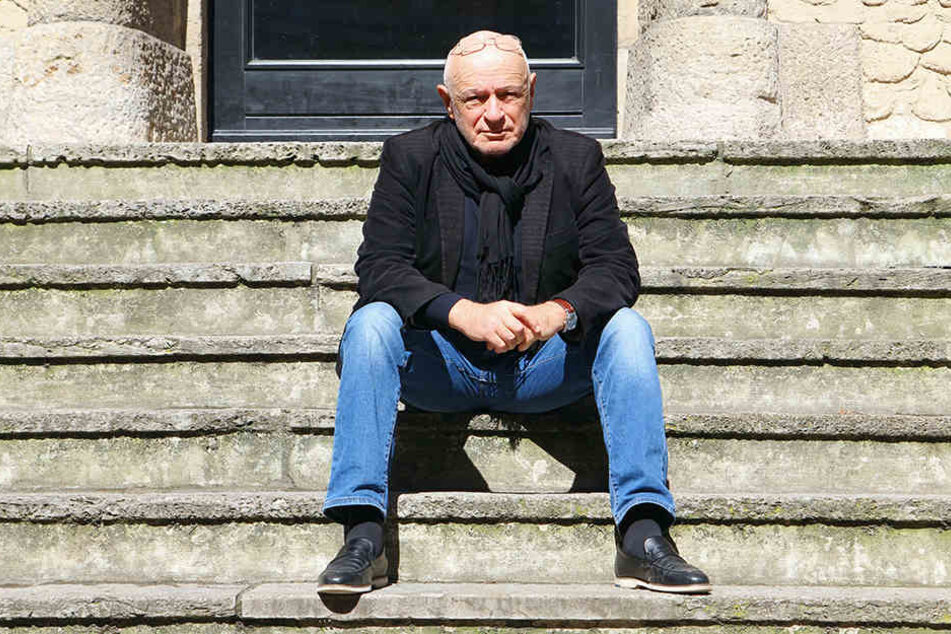 Küf Kaufmann (70) auf den Treppen des Ariowitsch-Hauses, dem jüdischen Kulturzentrum Leipzigs. Der Vorsitzende der Israelitischen Gemeinde ist in Leipzig auch als Buchautor, Regisseur und Kabarettist bekannt.