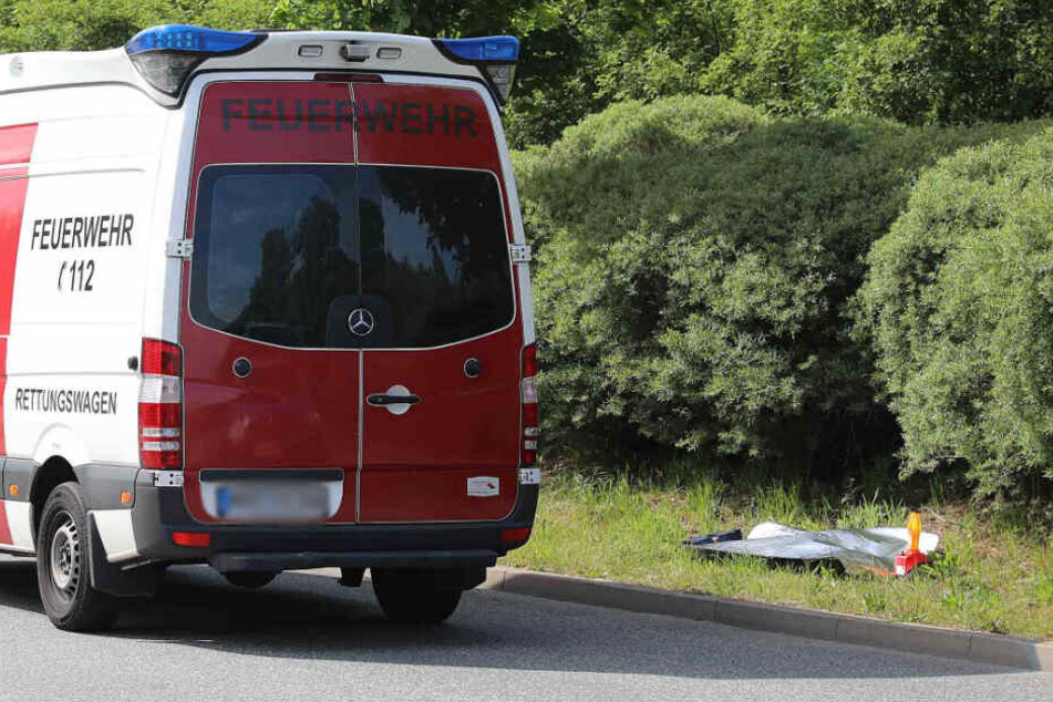 Der tote Säugling lag neben einer Straße.