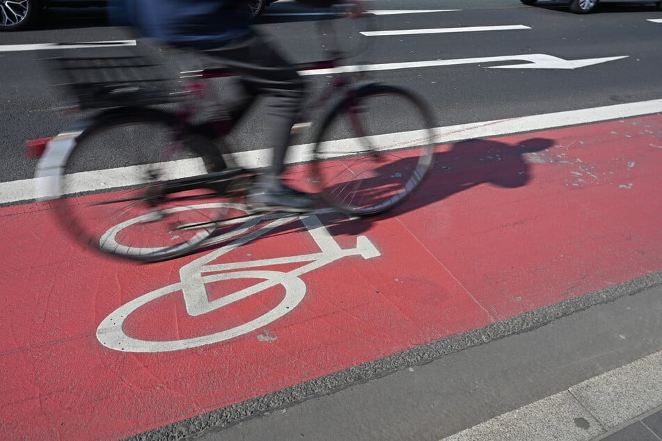 Die Seniorin (84) war auf dem Radweg unterwegs und krachte gegen eine sich plötzlich öffnende Autotür. (Symbolfoto)