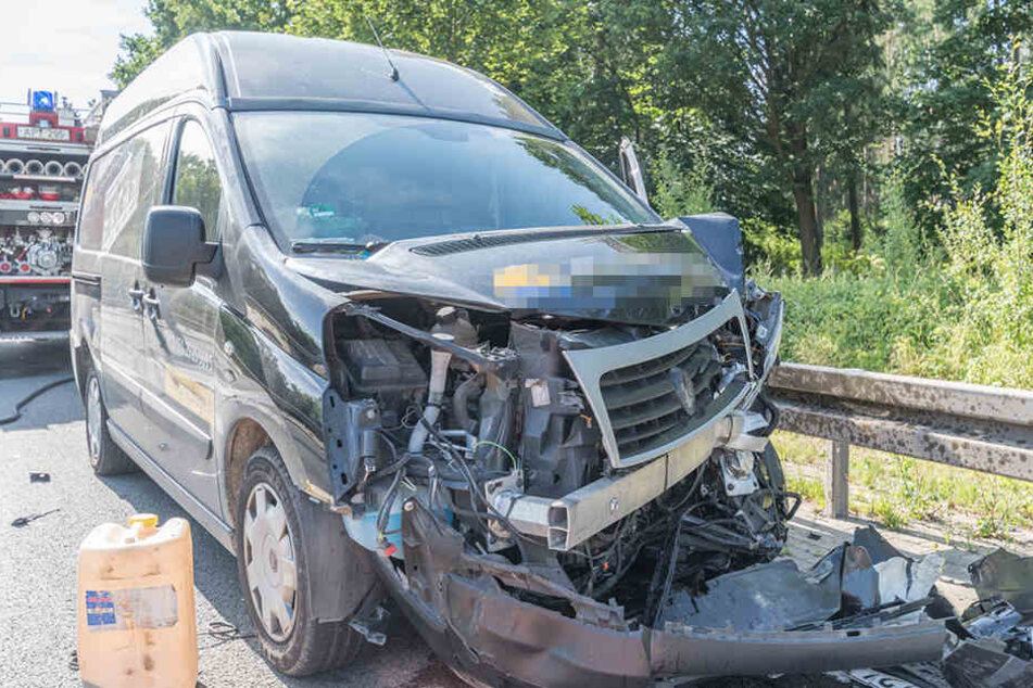 Der Transporter rammte den Smart in den Gegenverkehr.