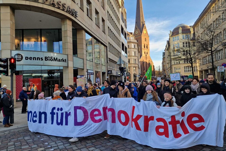 Laut Veranstalter demonstrieren am Sonntag in Hamburg 100.000 Menschen, um ein Zeichen gegen die AfD zu setzen.