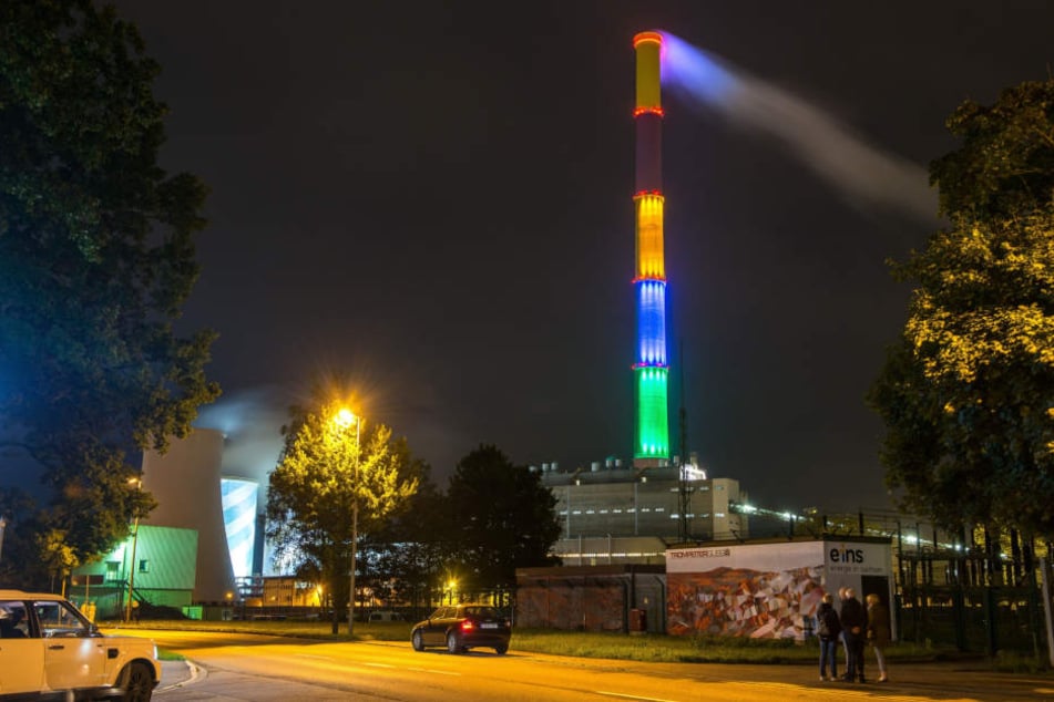Variante 3 hat gewonnen. Bei dieser Variante werden die Farbfelder von oben UND unten beleuchtet.