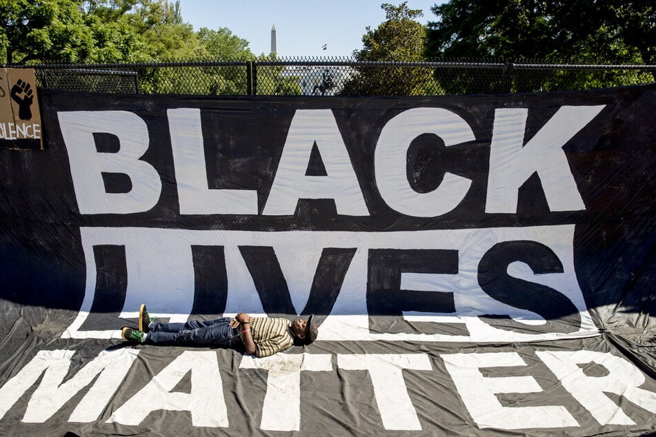 Die Black Lives Matter-Bewegung ist eine soziale Bewegung, die sich für die Gleichberechtigung und gegen Rassendiskriminierung und Polizeigewalt gegen Schwarze Menschen einsetzt.