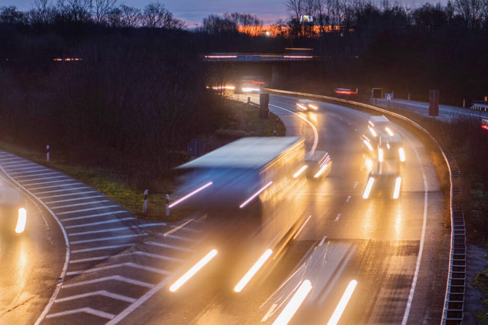 Mit 200 Km/h rast ein Mann mit seinem Mercedes über die Bundesstraße 29. (Symbolbild)