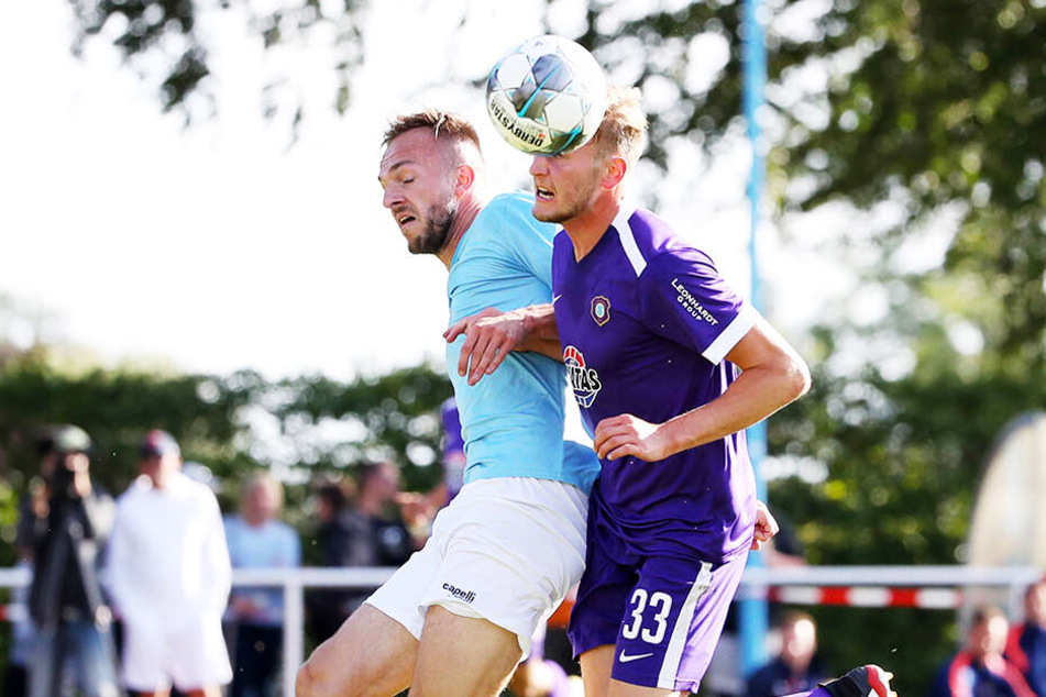 Aue-Kicker Christoph Daferner (r.) im Kopfballduell mit Viktorias Abwehrrecke Tobias Gunte.