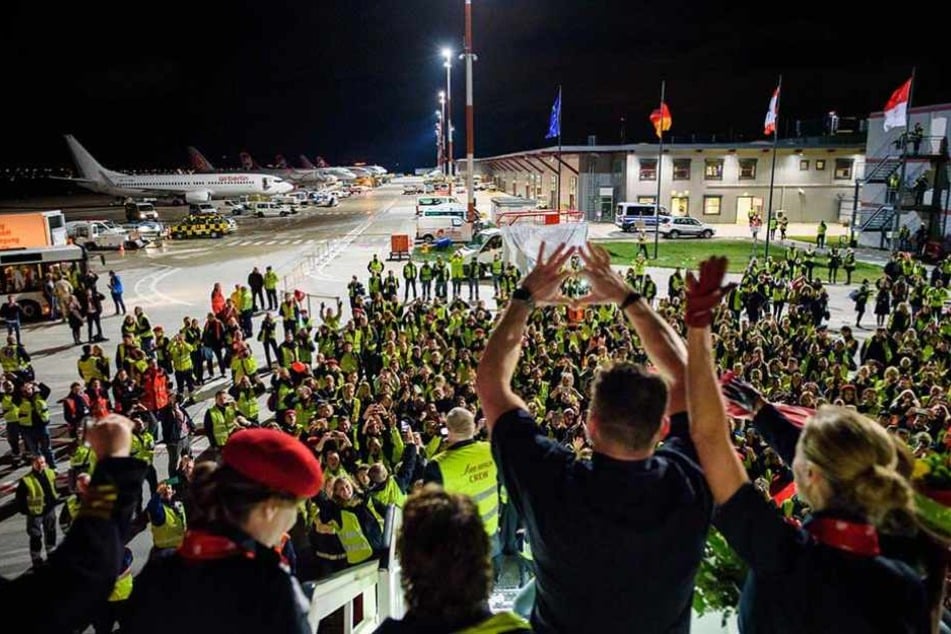Unzählige Mitarbeiter des Flughafens Tegel waren extra gekommen, um Air Berlin zu verabschieden.