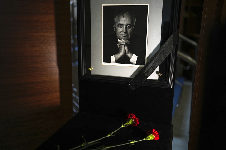 Ein Porträt Gorbatschows und Blumen werden einen Tag nach seinem Tod am Sitz seiner Stiftung niedergelegt.