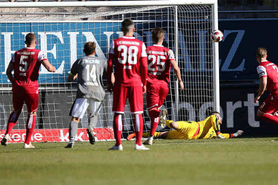 Johannes Brinkies hielt in der Nachspielzeit der ersten Halbzeit den Elfmeter von Janek Sternberg.