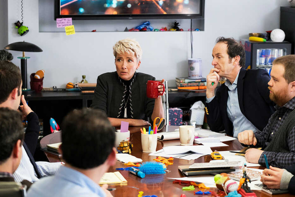 Kathrine Newbury (Emma Thompson) drängt Brad (Zweiter von rechts, Denis O'Hare) dazu, eine Frau einzustellen. Denn in ihrem Autorenteam befinden sich nur weiße Männer!