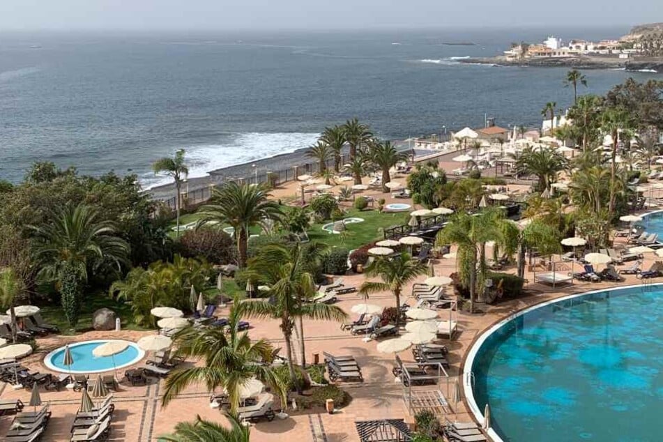 Am Pool des Hotels H10 Costa Adeje Palace herrscht gähnende Leere.