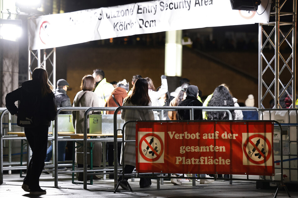 Die Kölner Böller-Verbotszone wurde von Polizei und Ordnungsamt streng bewacht.