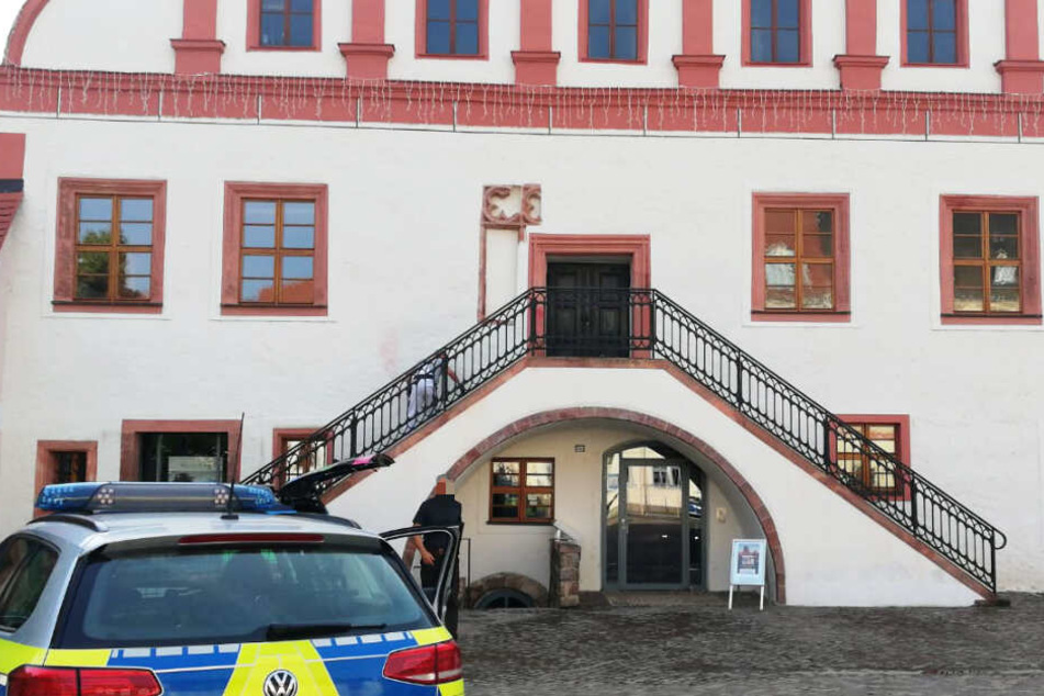 Hier werden die letzten Reste des Graffitis entfernt. Die Polizei beginnt schon in den Morgenstunden mit dem Aufbau der Absperrungen.