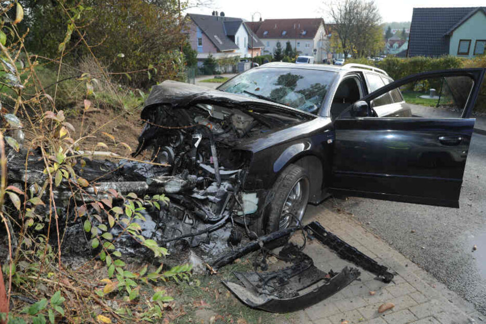 Durch den Crash erlitt der Audi A4 einen Totalschaden.