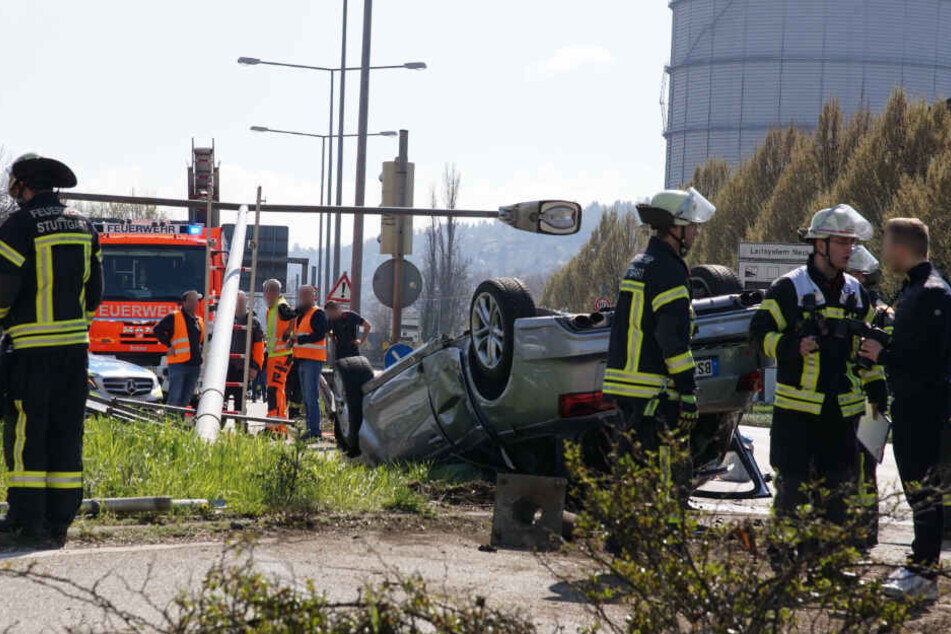 Das Auto riss einen Ampelmast um und landete auf dem Dach.