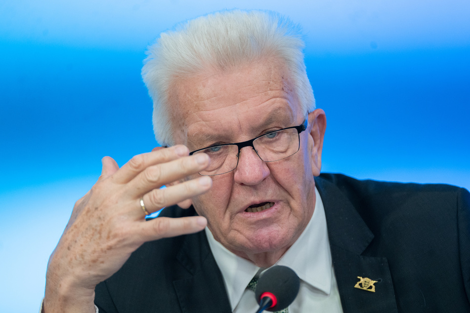 Baden-Württembergs Ministerpräsident Winfried Kretschmann (73) spricht sich angesichts der zunehmenden Corona-Fälle für eine Impfpflicht in Alten- und Pflegeheimen aus.